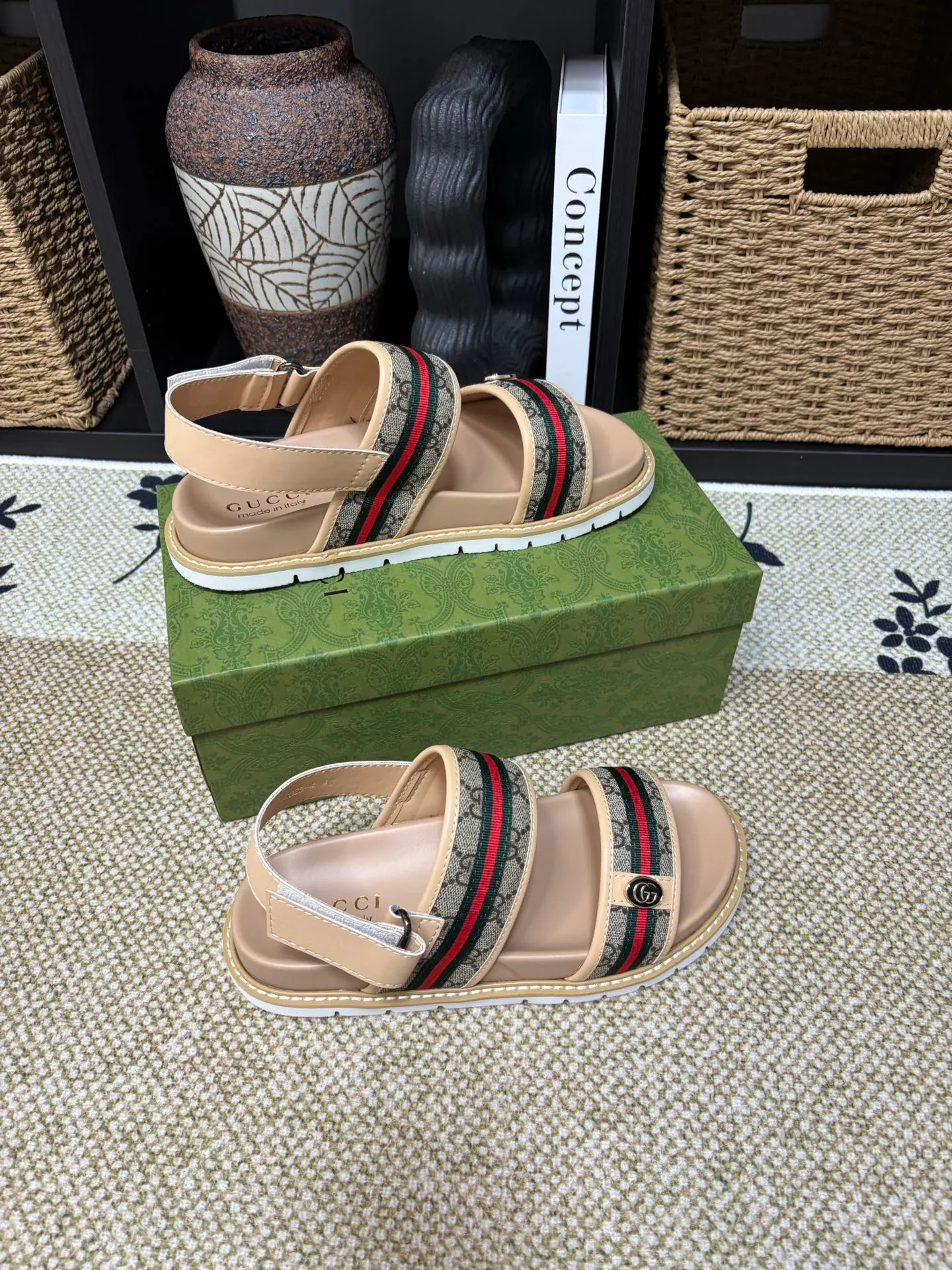 Factory 💰 300 yuan Gucci slippers] high-end men's shoes brand official website 1:1 latest masterpiece: original mold customization, the fabric is made of imported original materials, upgraded outsole, lighter and non-slip. The market's top quality, simple yet tasteful, a must-have for fashionistas, fashionable at your feet, full of confidence, the same style at the counter 👍The season of summer slippers is here. Code: 38-45 (45 customized)
